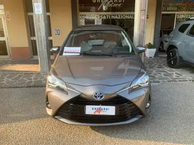 Usata Toyota Yaris Hybrid Active 73 CV (53 kW) 2020 Grigio Berlina