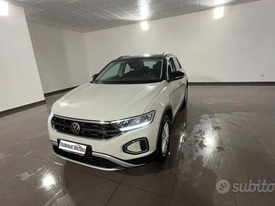 Usata VW T-Roc Life 149 CV (109 kW) 2022 Beige SUV