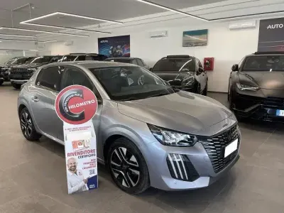 Usata Peugeot 208 Allure 101 CV (74 kW) 2025 Argento Utilitaria