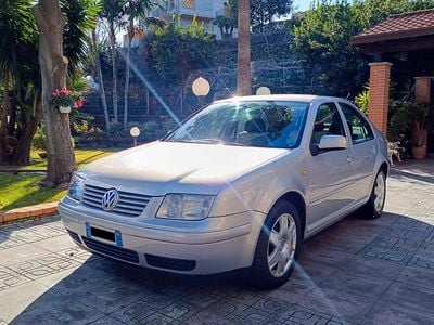 Usado VW Bora 116 CV (85 kW) 1999 Gris Berlina