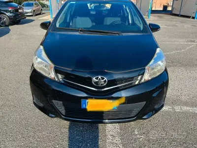 Usata Toyota Yaris 99 CV (72 kW) 2013 Nero Utilitaria