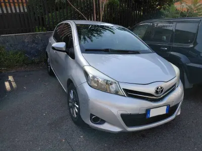 Usata Toyota Yaris Lounge 69 CV (50 kW) 2014 Argento Utilitaria