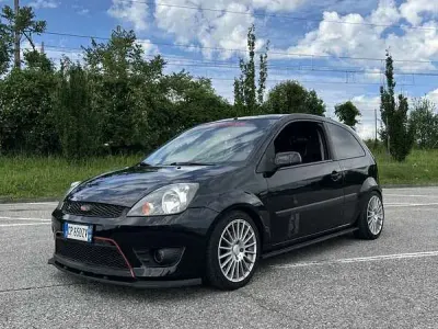 Usata Ford Fiesta S 90 CV (66 kW) 2006 Nero Utilitaria