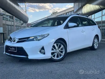 Usata Toyota Auris Touring Sports Lounge 90 CV (66 kW) 2014 Bianco Station wagon