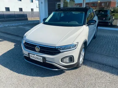 Usata VW T-Roc Style 150 CV (110 kW) 2023 Beige SUV