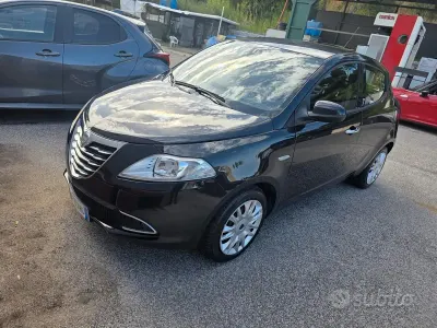Usado Lancia Ypsilon S 95 HP (69 kW) 2013 Preto Citadino