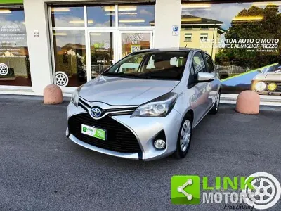 Usata Toyota Yaris Hybrid Active 73 CV (53 kW) 2015 Grigio Berlina