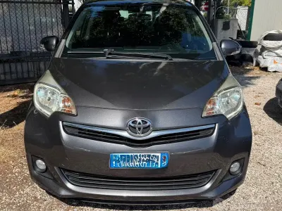 Usata Toyota Verso-S Active 99 CV (72 kW) 2011 Grigio Monovolume