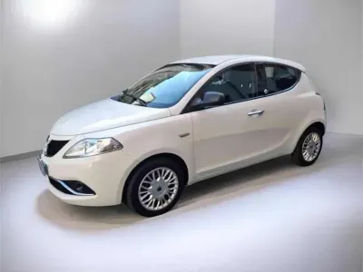 Usata Lancia Ypsilon Gold 69 CV (50 kW) 2016 Bianco pastello Utilitaria
