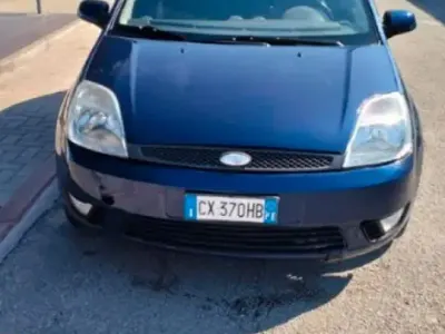 Usata Ford Fiesta Ghia 68 CV (50 kW) 2005 Bluazzurro Utilitaria