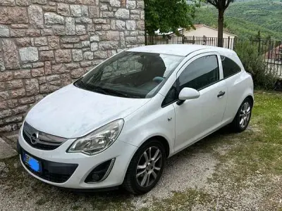 Usata Opel Corsa Edition 75 CV (55 kW) 2011 Bianco Utilitaria