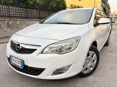 Usata Opel Astra 100 CV (73 kW) 2011 Bianco Station wagon