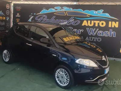 Usata Lancia Ypsilon Platinum 69 CV (50 kW) 2016 Bluazzurro Utilitaria