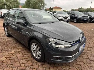 Używany VW Golf VII Trendline 110 KM (80 kW) 2017 Szary Sedan/Limuzyna