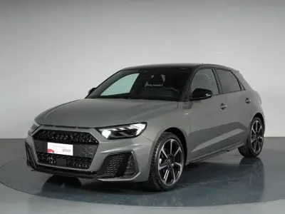 Nuova Audi A1 Sportback Comfort 150 CV (110 kW) 2025 Grigio chronos metallizzato nero mito me Utilitaria