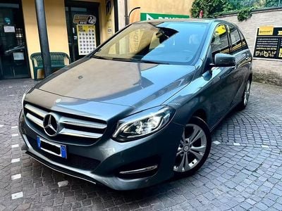 Begagnad Mercedes B200 136 HK (100 kW) 2017 Grå Minibuss
