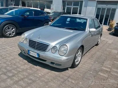 Usata Mercedes E200 Avantgarde 186 CV (136 kW) 2000 Grigio Berlina