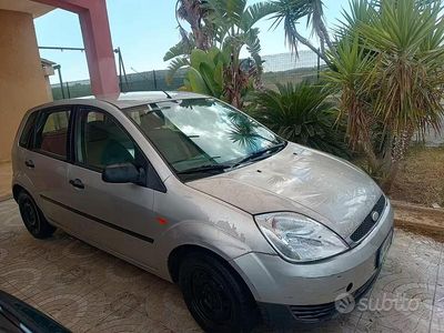 Begagnad Ford Fiesta 68 HK (50 kW) 2003 Grå Halvkombi