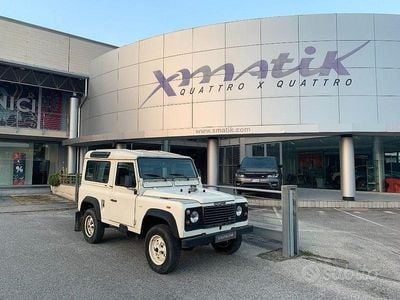 Usata Land Rover Defender 122 CV (89 kW) 1987 Bianco pastello Station wagon