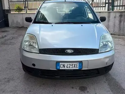 Occasion Ford Fiesta Ghia 75 PK (55 kW) 2004 Grijs Hatchback