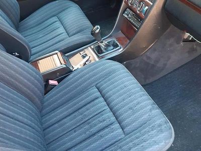 Usata Mercedes E200 122 CV (89 kW) 1991 Verde Berlina