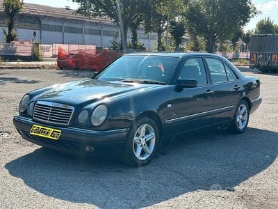 Usata Mercedes E200 Elegance 135 CV (99 kW) 1998 Nero Berlina