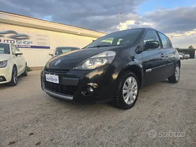 Begagnad Renault Clio II Luxe 75 HK (55 kW) 2009 Svart Sedan