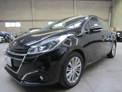 Usata Peugeot 208 Active 82 CV (60 kW) 2018 Nero metallizzato Utilitaria