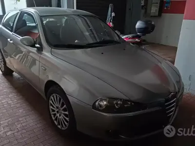 Usata Alfa Romeo 147 116 CV (85 kW) 2003 Grigio Utilitaria