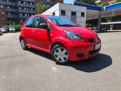 Brugt Toyota Aygo 68 HK (50 kW) 2011 Guld Hatchback