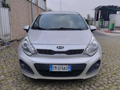 Usata Kia Rio LX 86 CV (63 kW) 2012 Argento Berlina