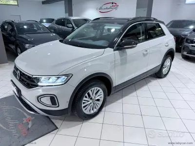 Usata VW T-Roc Life 116 CV (85 kW) 2023 Beige SUV