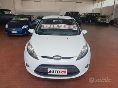 Usata Ford Fiesta 70 CV (51 kW) 2011 Bianco Utilitaria
