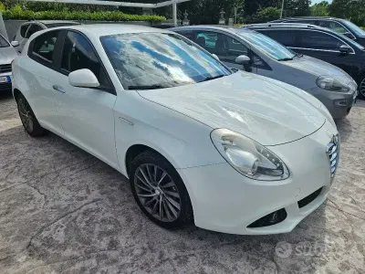 Usata Alfa Romeo Giulietta Distinctive 120 CV (88 kW) 2012 Bianco pastello Utilitaria