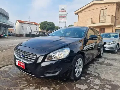 Usata Volvo V60 R-Design Momentum 115 CV (84 kW) 2013 Nero Station wagon