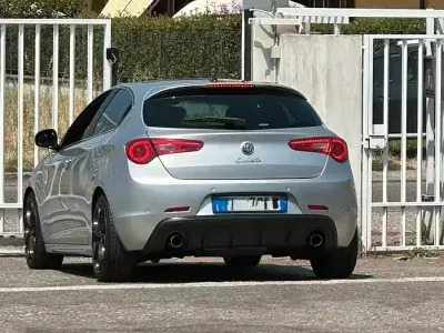 Usata Alfa Romeo Giulietta Exclusive 140 CV (102 kW) 2012 Grigio Utilitaria