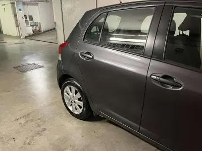 Usata Toyota Yaris Sol 90 CV (66 kW) 2009 Grigio Utilitaria