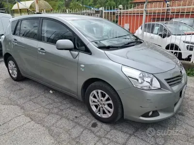 Usata Toyota Verso 109 CV (80 kW) 2012 Grigio Monovolume