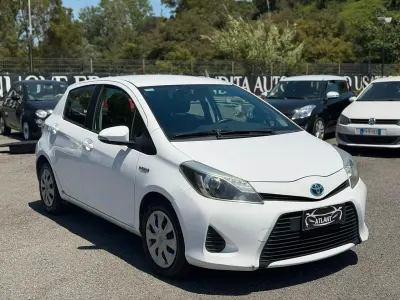 Usata Toyota Yaris Hybrid Lounge 75 CV (55 kW) 2014 Bianco Utilitaria