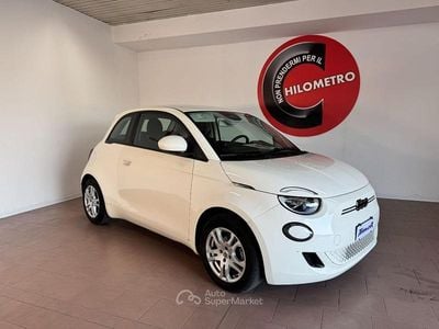 Usata Fiat 500e Action 69 kW (95 CV) 2022 Bianco panna Berlina