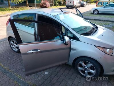 Grigio Usata 2012 Ford Fiesta Utilitaria | 4500 € (Buon prezzo)