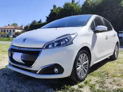 Usata Peugeot 208 Active 102 CV (75 kW) 2019 Bianco Utilitaria