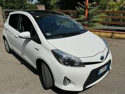Usata Toyota Yaris Hybrid Lounge+ 75 CV (55 kW) 2014 Bianco Berlina