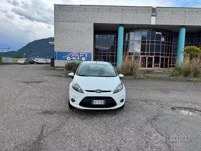Usata Ford Fiesta 68 CV (50 kW) 2010 Bianco Berlina