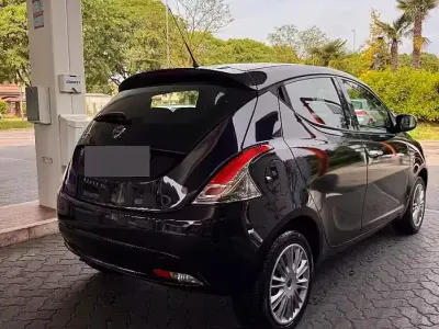 Usata Lancia Ypsilon Platinum 69 CV (50 kW) 2017 Nero Utilitaria