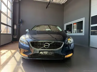 Usata Volvo V40 Momentum 120 CV (88 kW) 2017 Blu/azzurro Furgone