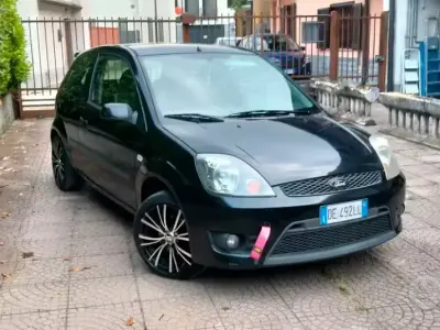 Begagnad Ford Fiesta S 90 HK (66 kW) 2006 Svart Halvkombi