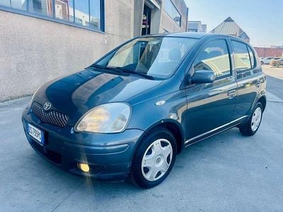 Usata Toyota Yaris 68 CV (50 kW) 2004 Grigio Berlina