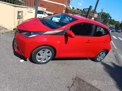 Usata Toyota Aygo X-cite 69 CV (50 kW) 2016 Rosso Utilitaria