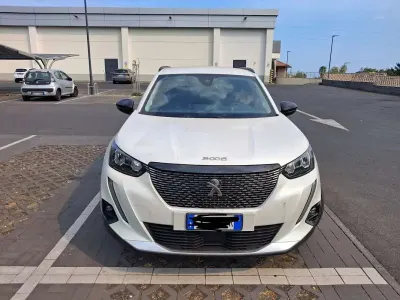Usata Peugeot 2008 Allure 110 CV (80 kW) 2022 Bianco SUV